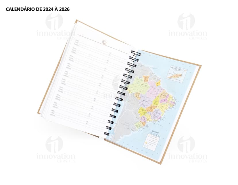 Foto de uma agenda diária para o ano de 2025, com capa marrom e textura de papel antigo. A agenda possui espiral, páginas em branco, listras amarelas e detalhes vintage. No fundo, um quadro antigo e desgastado complementa a composição.