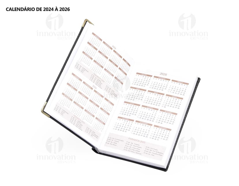 Agenda Diária 2025 em couro marrom com detalhes em metal, espaço em branco para anotações.