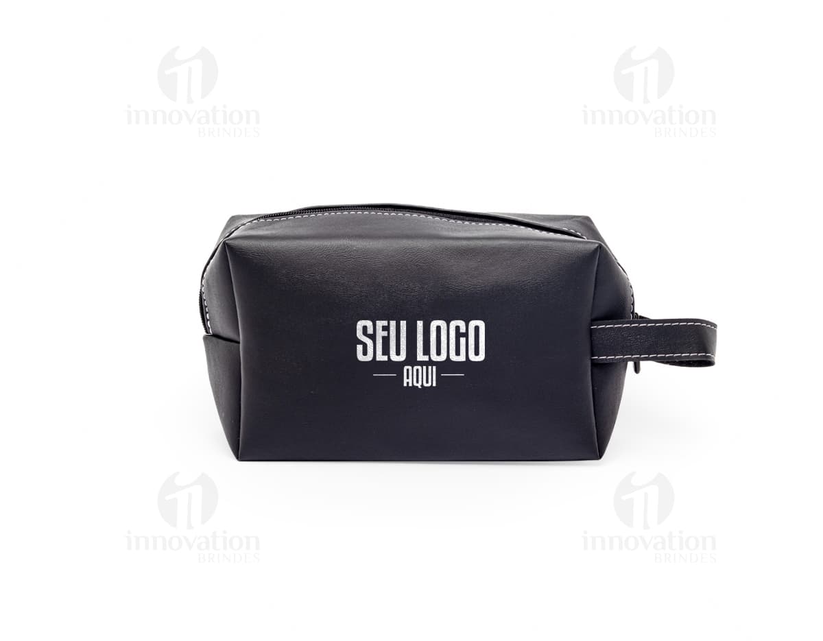 Bolsa de couro sintético preta para guardar objetos pessoais, como carteira, dinheiro, chave, celular, entre outros. Possui fecho em zíper, alça de mão e design moderno e elegante. Ideal para viagens, trabalho ou uso no dia a dia.