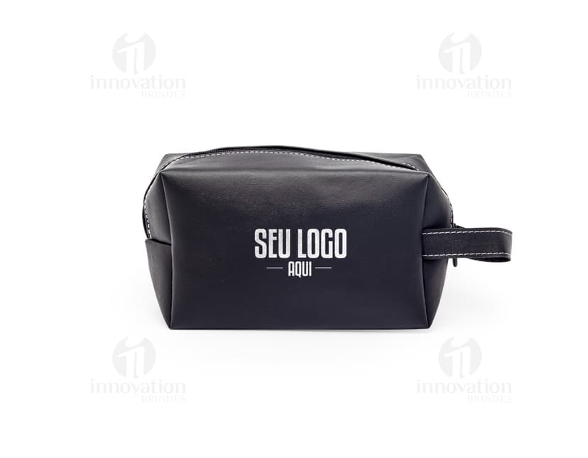 Bolsa de couro sintético preta para guardar objetos pessoais, como carteira, dinheiro, chave, celular, entre outros. Possui fecho em zíper, alça de mão e design moderno e elegante. Ideal para viagens, trabalho ou uso no dia a dia.