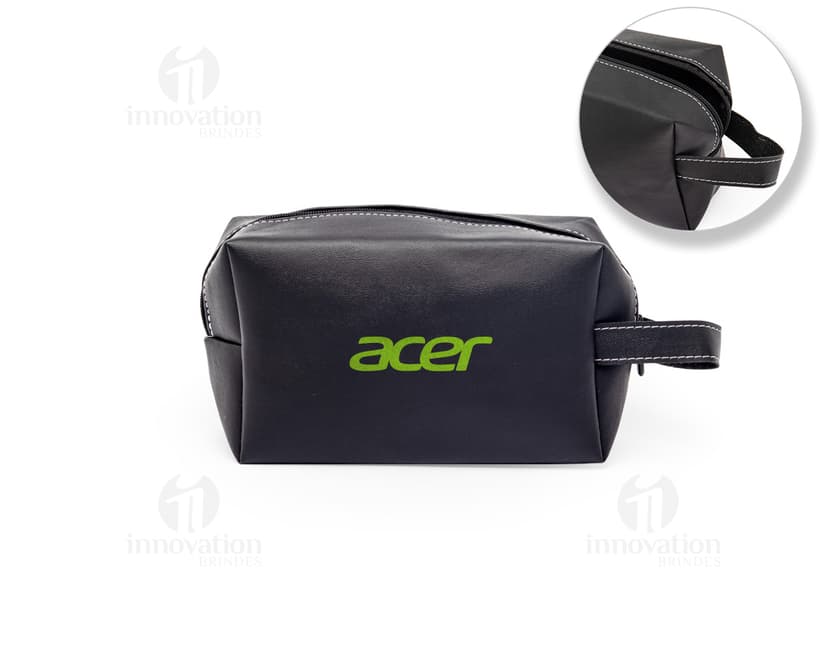Bolsa de couro sintético preta para guardar objetos pessoais, como carteira, dinheiro, chave, celular, entre outros. Possui fecho em zíper, alça de mão e design moderno e elegante. Ideal para viagens, trabalho ou uso no dia a dia.