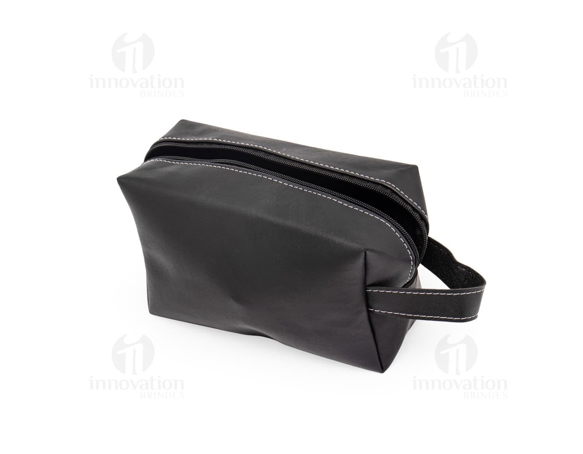 Bolsa de couro sintético preta para guardar objetos pessoais, como carteira, dinheiro, chave, celular, entre outros. Possui fecho em zíper, alça de mão e design moderno e elegante. Ideal para viagens, trabalho ou uso no dia a dia.