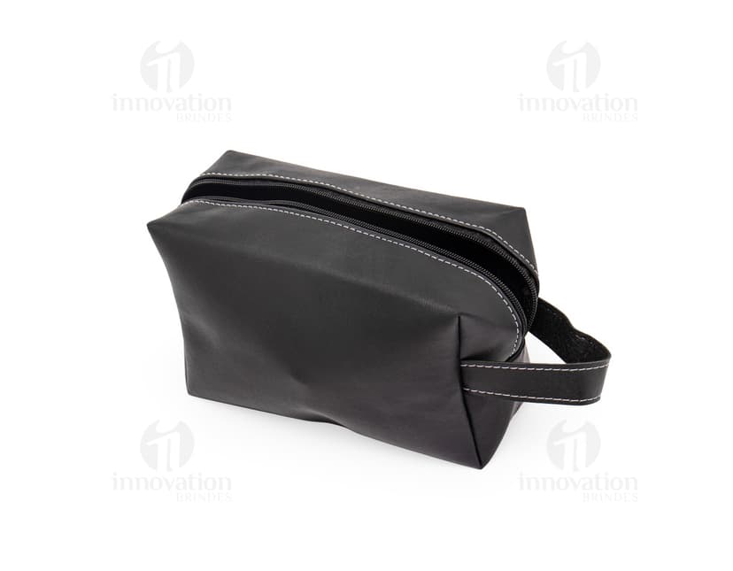 Bolsa de couro sintético preta para guardar objetos pessoais, como carteira, dinheiro, chave, celular, entre outros. Possui fecho em zíper, alça de mão e design moderno e elegante. Ideal para viagens, trabalho ou uso no dia a dia.