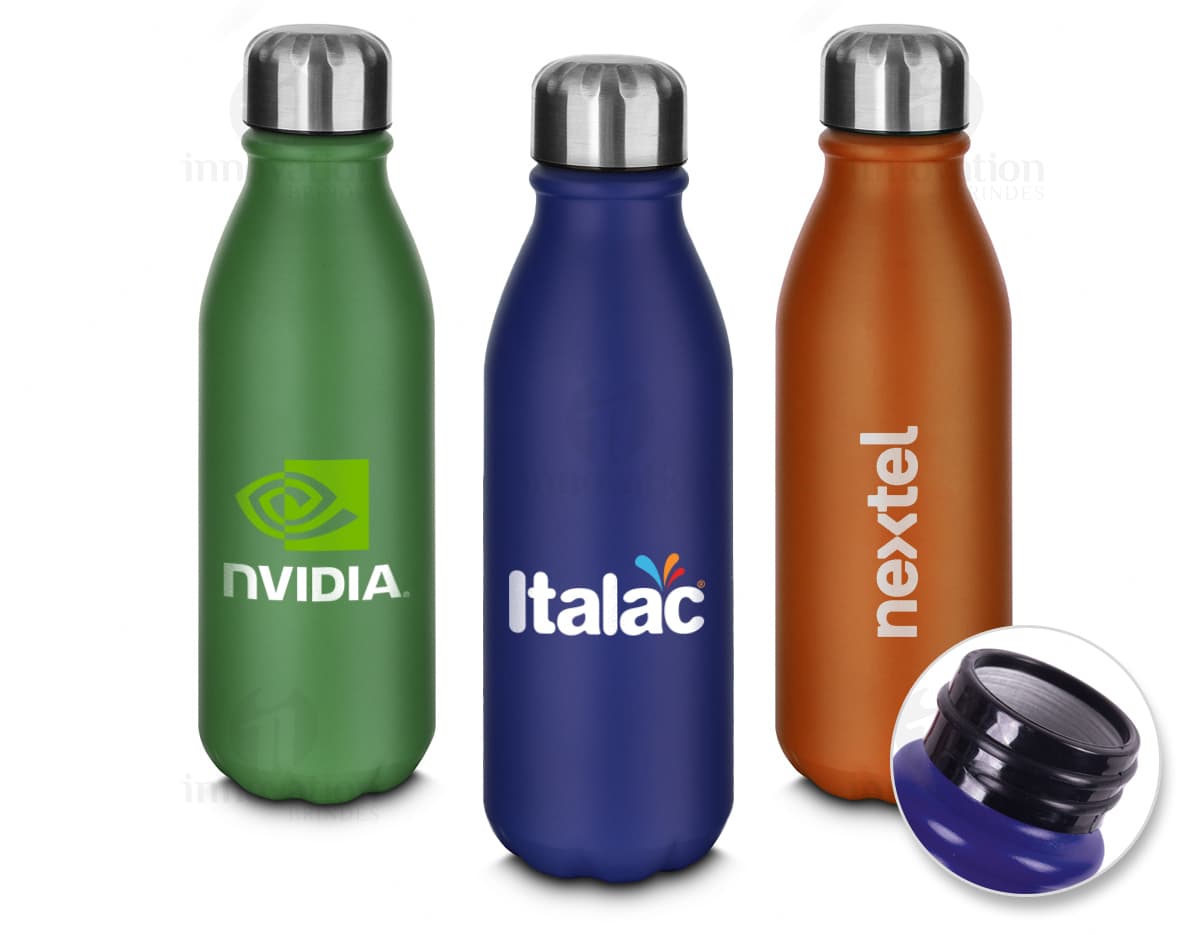 Garrafa de alumínio de 550 ml com rótulo, transparente, vazia, com tampa, em um ambiente iluminado.