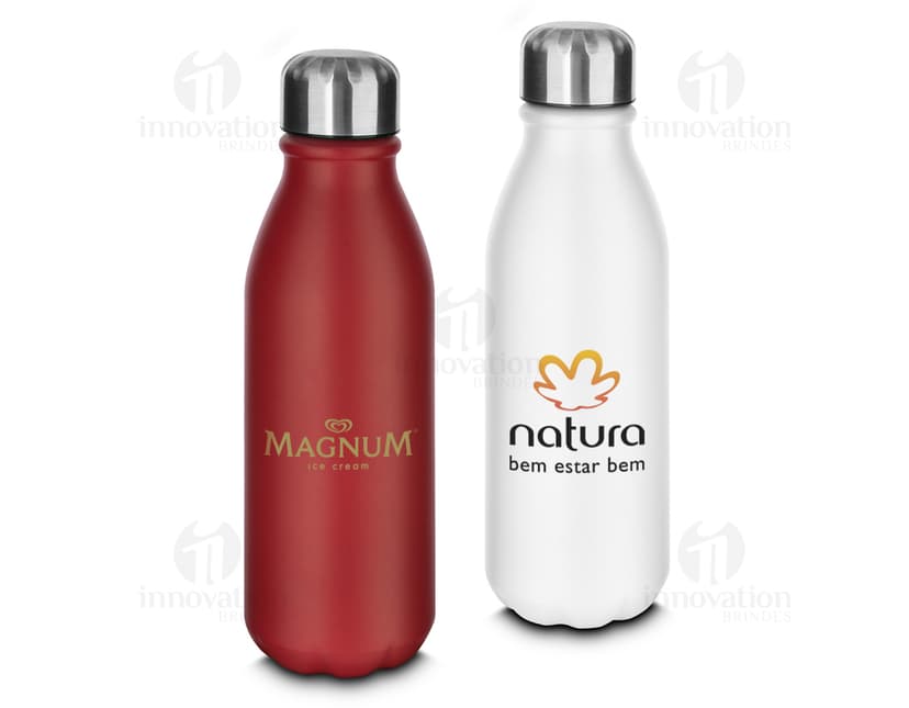 Garrafa de alumínio de 550 ml com rótulo, transparente, vazia, com tampa, em um ambiente iluminado.
