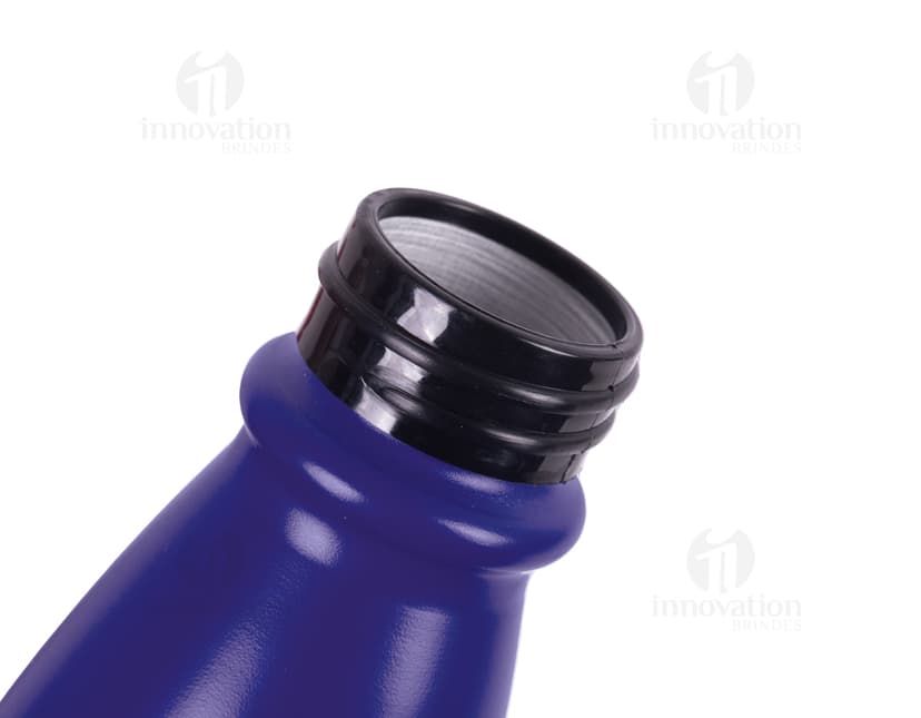 Garrafa de alumínio de 550 ml com rótulo, transparente, vazia, com tampa, em um ambiente iluminado.