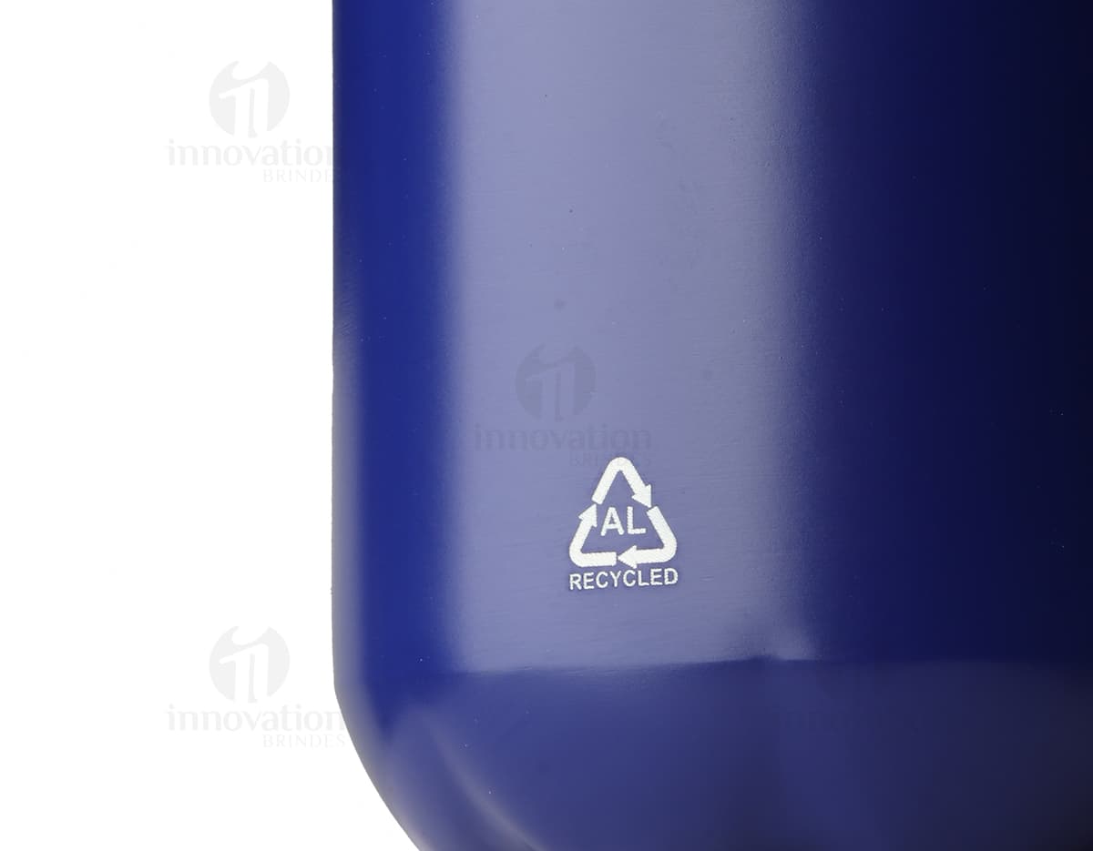 Garrafa de alumínio de 550 ml com rótulo, transparente, vazia, com tampa, em um ambiente iluminado.