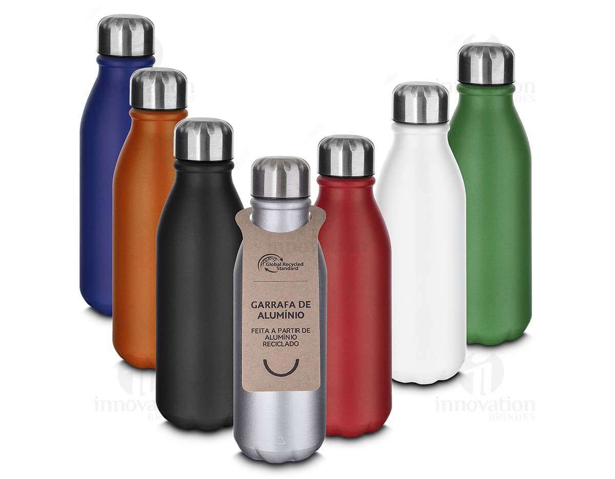 Garrafa de alumínio de 550 ml com rótulo, transparente, vazia, com tampa, em um ambiente iluminado.