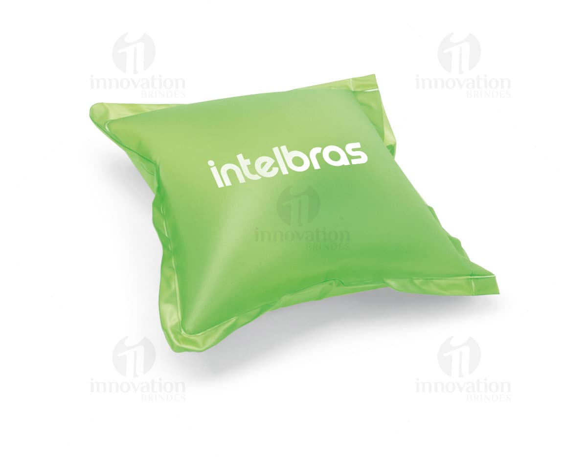 Sacola almofada inflável em forma de almofada, com design prático e dobrável. A sacola possui alças para transporte e infla facilmente para uso.