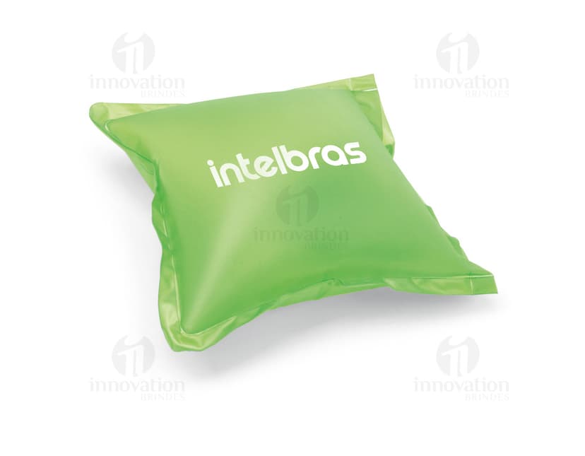 Sacola almofada inflável em forma de almofada, com design prático e dobrável. A sacola possui alças para transporte e infla facilmente para uso.