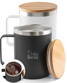 Copo de aço inoxidável com alça, ideal para servir café, chá ou outras bebidas quentes. O copo é de cor prateada, com design moderno e elegante, perfeito para o café da manhã ou para relaxar em um restaurante. É resistente e durável, proporcionando uma experiência de bebida agradável.