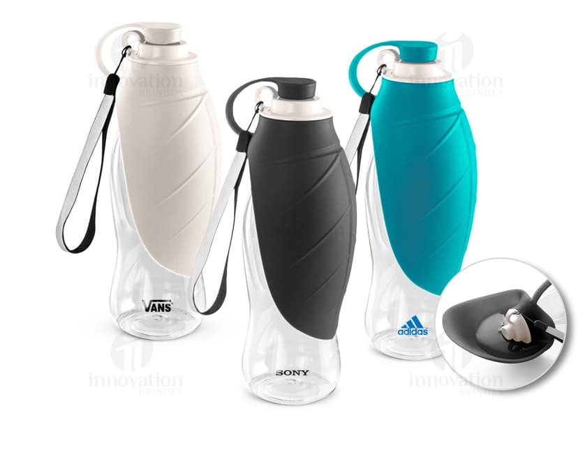 Squeeze para PET transparente com tampa e rótulo. O recipiente contém líquido limpo e fresco. Ideal para armazenar água, bebidas ou produtos de higiene.