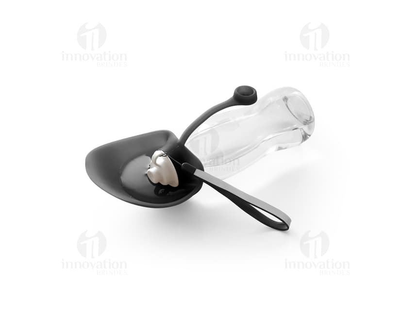Squeeze para PET transparente com tampa e rótulo. O recipiente contém líquido limpo e fresco. Ideal para armazenar água, bebidas ou produtos de higiene.