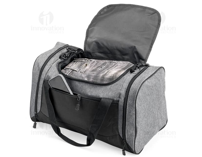 Bolsa esportiva de couro na cor preta, com capacidade de 46 litros, alça de ombro, fecho de zíper, design moderno e elegante. Ideal para viagens, academia, ou passeios casuais.