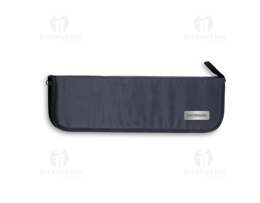 Kit churrasco de 5 peças, contendo faca, garfo, espátula, pegador e amolador. Feito de metal e madeira, ideal para uso em churrascos em casa ou no trabalho. Acompanha estojo de couro para transporte e armazenamento seguro. A ferramenta perfeita para os amantes de churrasco e para quem gosta de preparar carne de forma prática e eficiente.