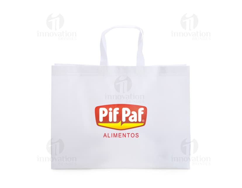Sacola TNT dourada com laço de fita vermelha, utilizada como embalagem para presentes de várias ocasiões, como aniversários, festas e datas comemorativas.