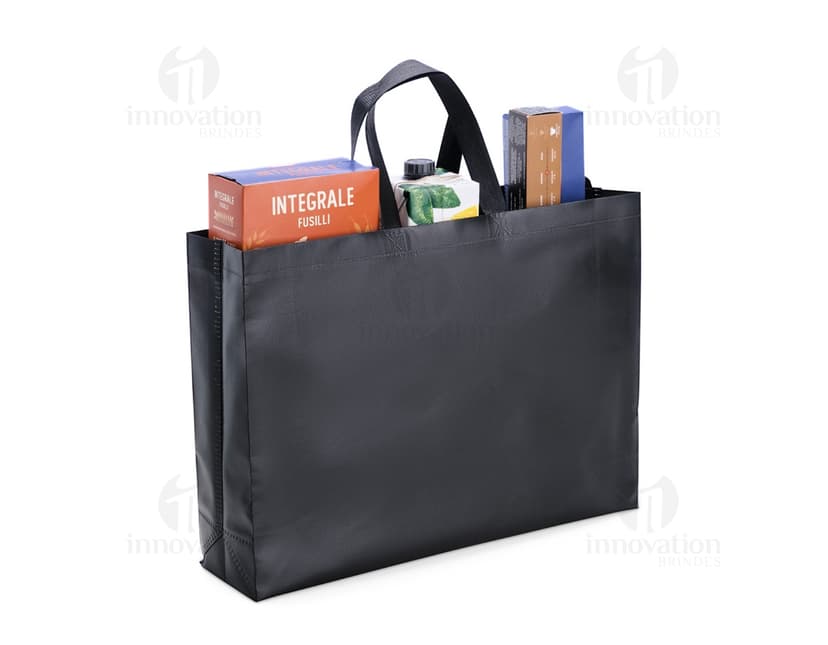 Sacola TNT dourada com laço de fita vermelha, utilizada como embalagem para presentes de várias ocasiões, como aniversários, festas e datas comemorativas.