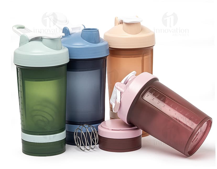 Coqueteleira Plástica 500ml transparente com tampa preta em fundo branco.