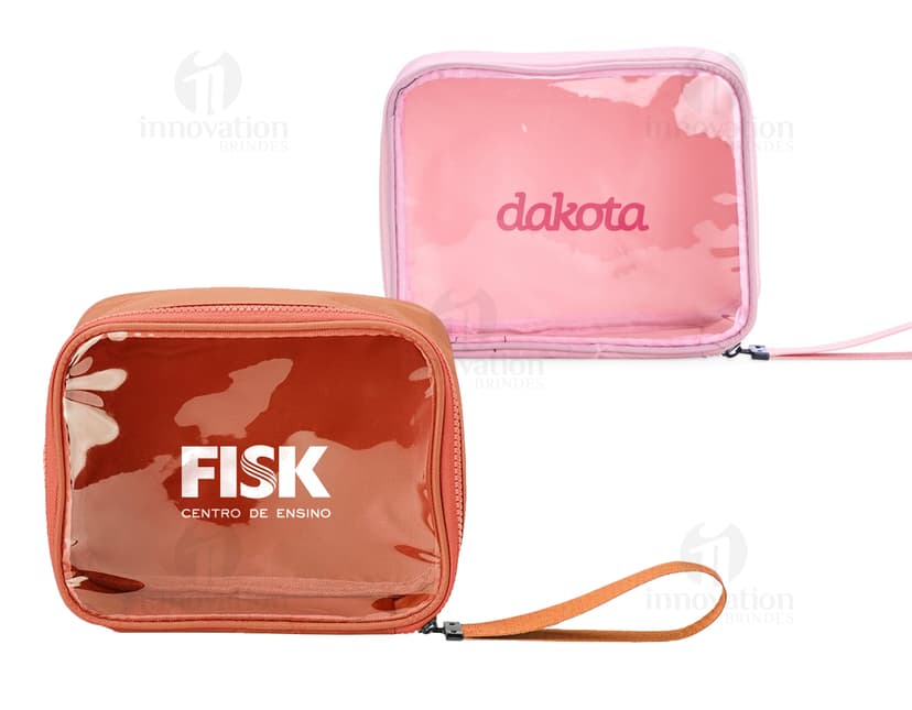 Nécessaire Nylon preta com zíper e logo da marca bordado em branco.