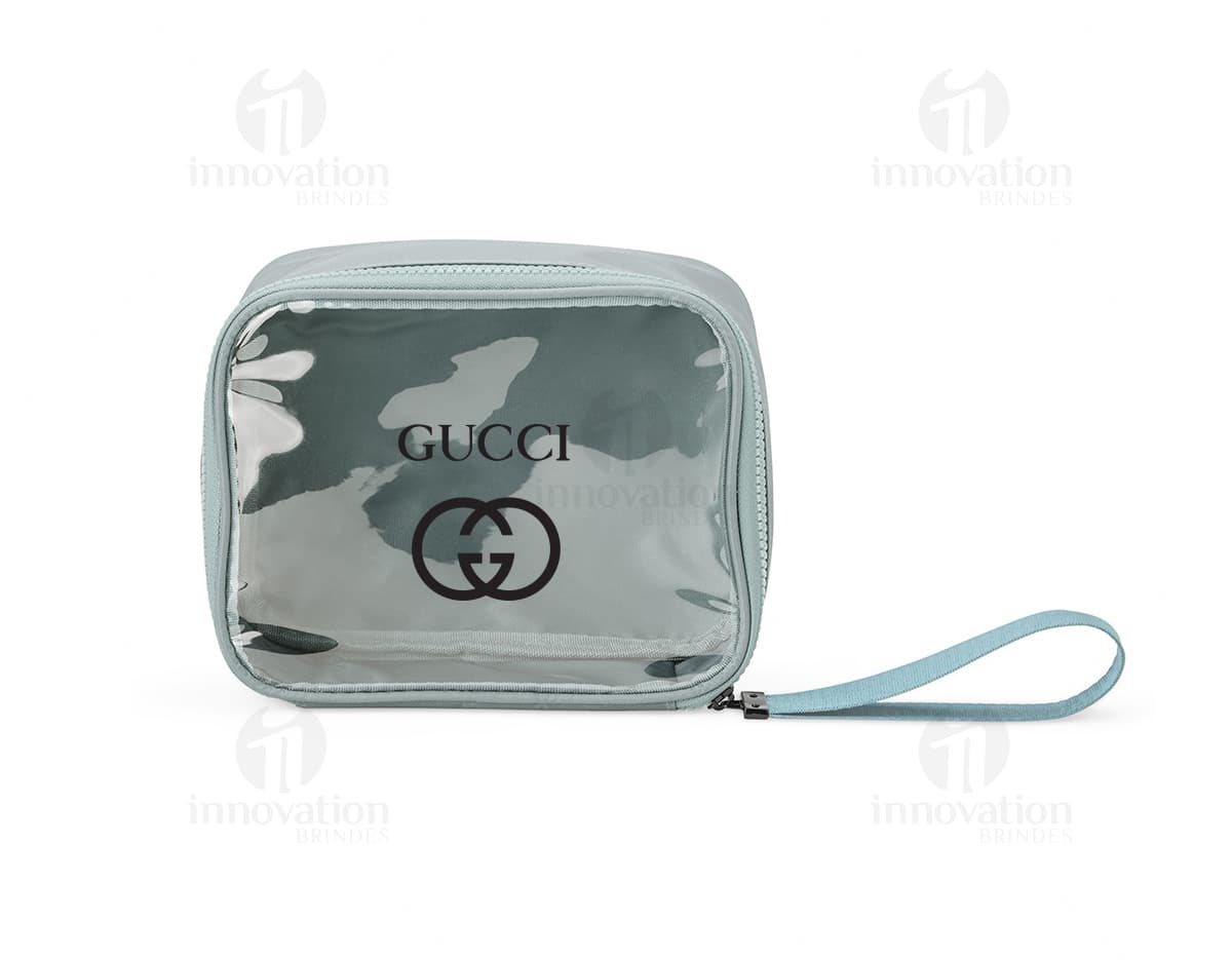 Nécessaire Nylon preta com zíper e logo da marca bordado em branco.