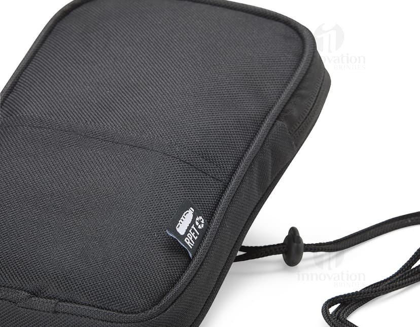 Mini Bolsa Transversal de rPET em preto, moderna e tecnológica, com compartimentos para celular, instrumentos de metal, camera digital, computador e equipamentos de comunicação wireless. Ideal para viagens de negócios ou passeios, a bolsa é compacta e resistente, feita de plástico reciclado.