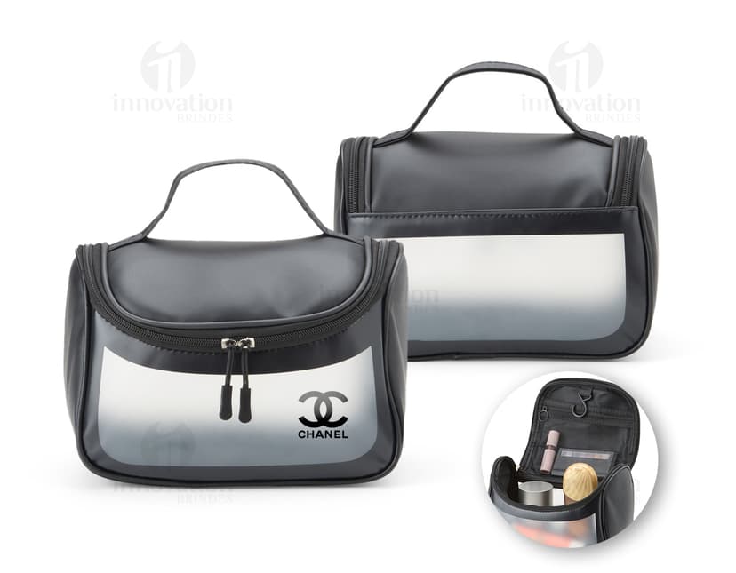 Nécessaire PU preto de luxo em estilo moderno. Feito de couro PU, possui zíper, alça e detalhes em metal. Perfeito para viagens, trabalho ou cuidados pessoais. Elegante e prático, ideal para profissionais de negócios ou para quem busca uma bolsa de mão sofisticada.
