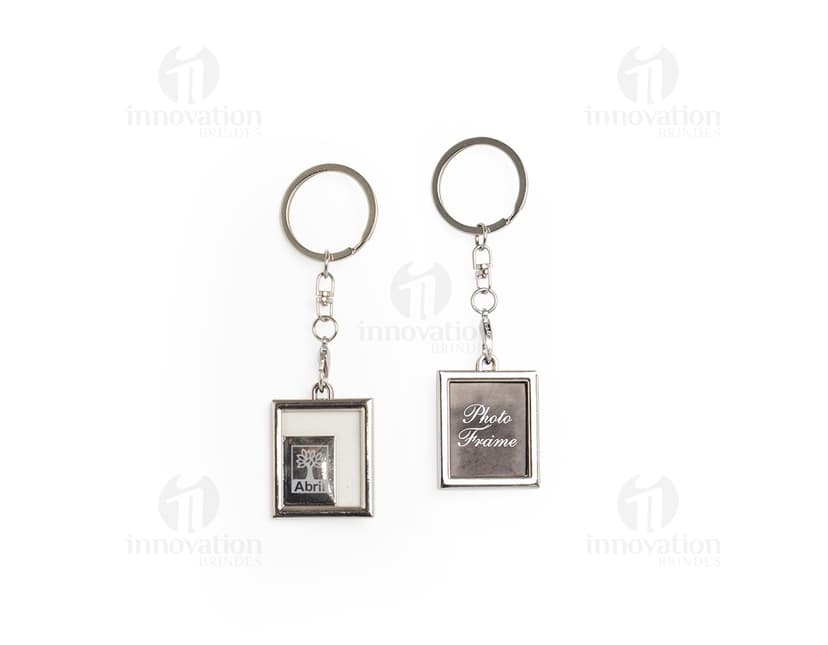 Chaveiro de metal em formato de corrente com chave, amuleto e outros objetos pendurados. Feito em prata e ouro, com design elegante e luxuoso. Ideal como decoração ou acessório de moda, simbolizando segurança e precisão.