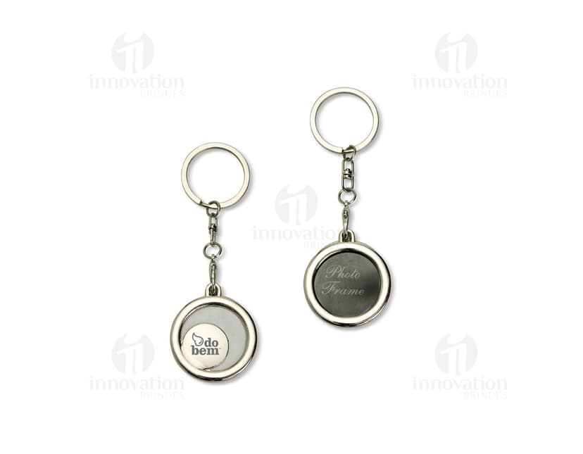 Chaveiro em aço inoxidável com corrente, adaptador e argola. O design elegante e durável é perfeito para manter as chaves seguras e organizadas. Ideal para uso diário ou como um presente único e prático.