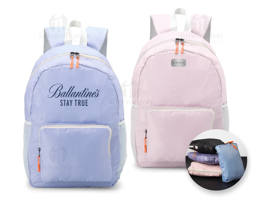 Mochila de Nylon Dobrável 23 Litros preta sendo segurada por um homem sorrindo, em um estúdio. O produto é um equipamento de viagem e possui zíper, alça, e é adequado para hiking, escola, negócios e lazer.