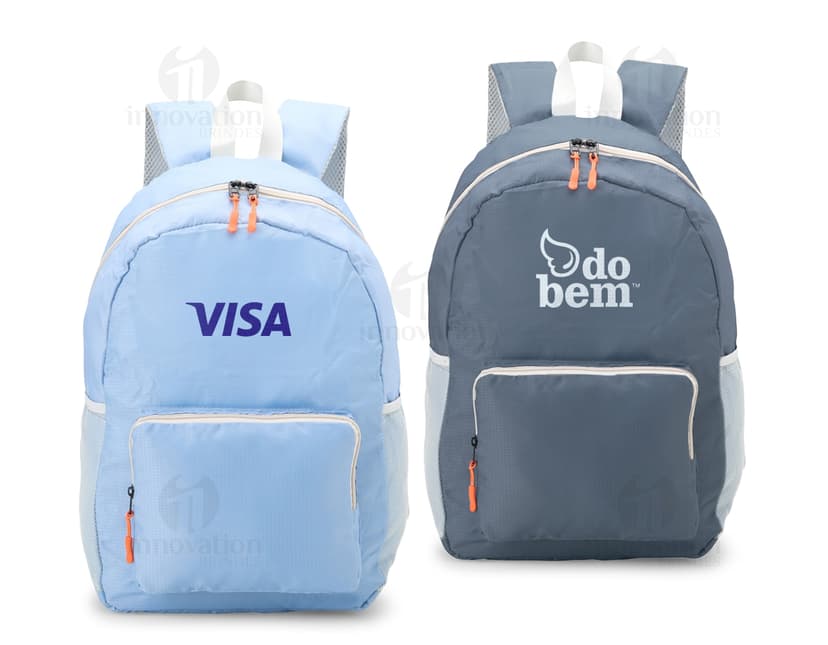 Mochila de Nylon Dobrável 23 Litros preta sendo segurada por um homem sorrindo, em um estúdio. O produto é um equipamento de viagem e possui zíper, alça, e é adequado para hiking, escola, negócios e lazer.