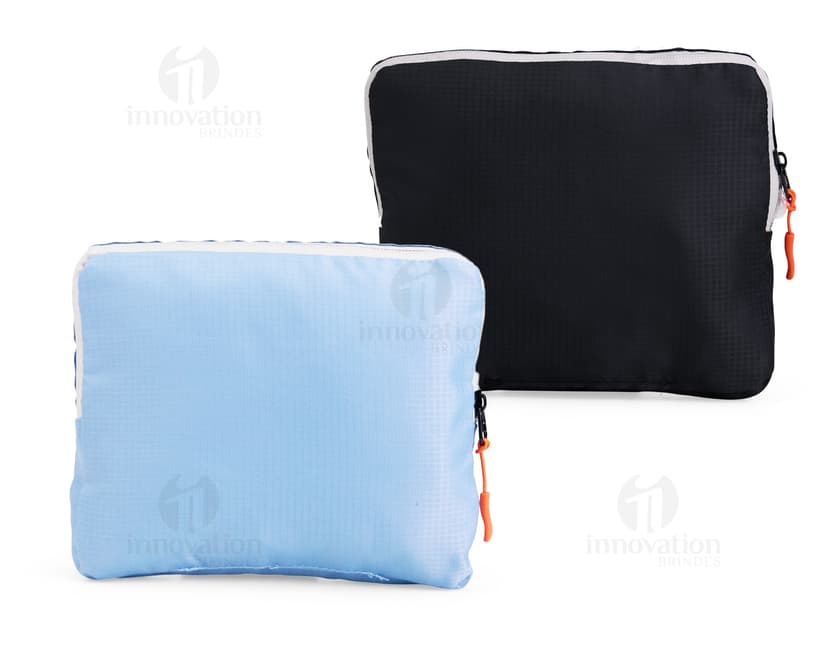 Mochila de Nylon Dobrável 23 Litros preta sendo segurada por um homem sorrindo, em um estúdio. O produto é um equipamento de viagem e possui zíper, alça, e é adequado para hiking, escola, negócios e lazer.