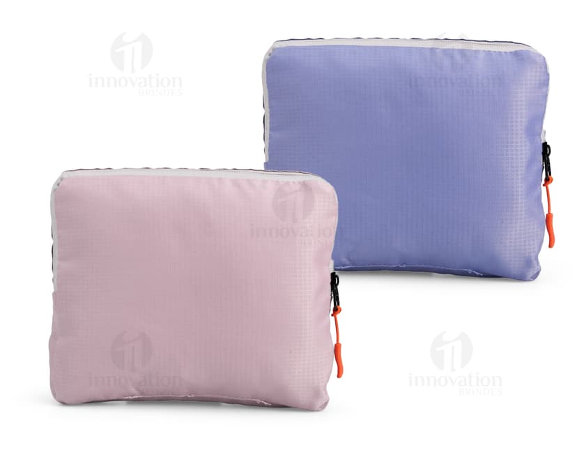 Mochila de Nylon Dobrável 23 Litros preta sendo segurada por um homem sorrindo, em um estúdio. O produto é um equipamento de viagem e possui zíper, alça, e é adequado para hiking, escola, negócios e lazer.