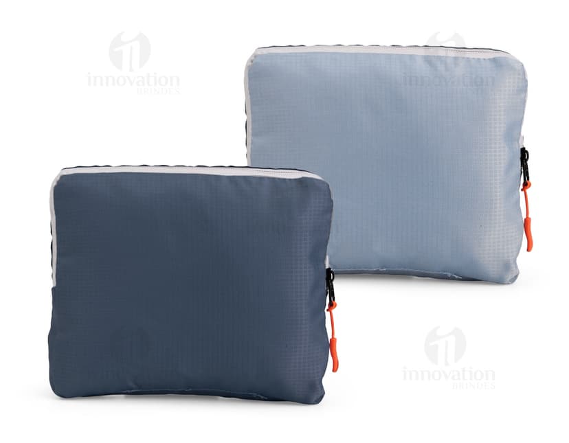 Mochila de Nylon Dobrável 23 Litros preta sendo segurada por um homem sorrindo, em um estúdio. O produto é um equipamento de viagem e possui zíper, alça, e é adequado para hiking, escola, negócios e lazer.
