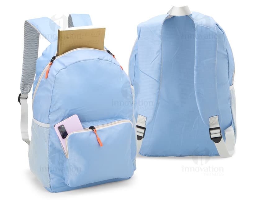 Mochila de Nylon Dobrável 23 Litros preta sendo segurada por um homem sorrindo, em um estúdio. O produto é um equipamento de viagem e possui zíper, alça, e é adequado para hiking, escola, negócios e lazer.