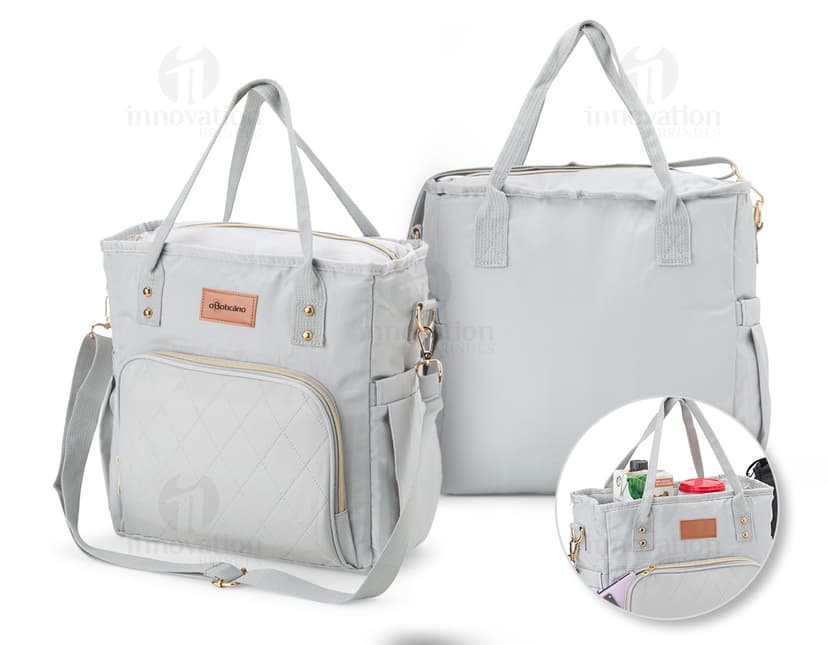 Bolsa térmica de 16 litros em couro marrom, elegante e moderna. Possui alça, zíper, alça de mão e fecho de fivela. Ideal para transportar alimentos e bebidas de forma segura e estilosa.