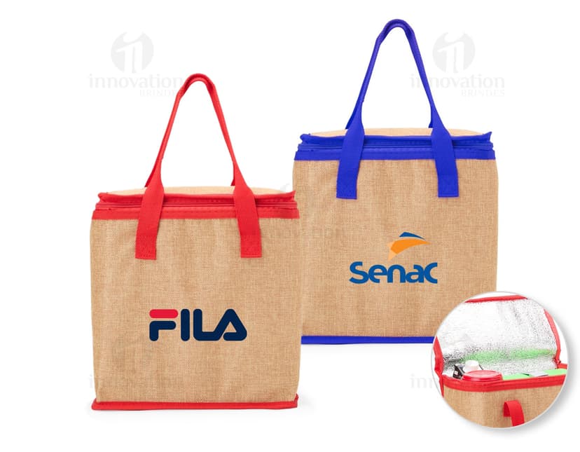 Bolsa térmica de 17 litros em papelão marrom, vazia e aberta. O objeto é ideal para transportar alimentos e manter a temperatura. Embalagem resistente e prática para uso em casa, viagens ou passeios.