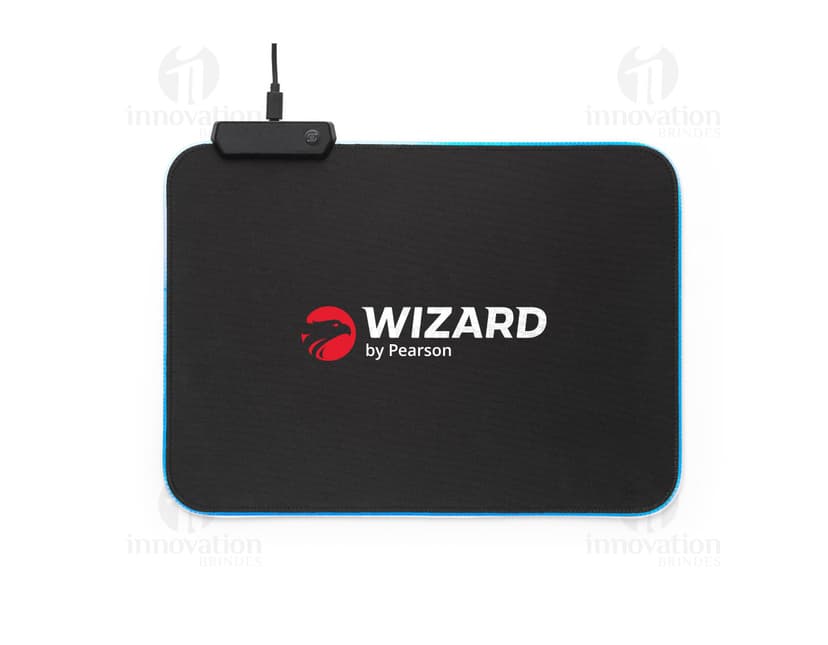 Tapete para jogos em poliéster preto com design clean e textura de couro, ideal para utilização de notebooks, mouse e outros equipamentos eletrônicos. Ideal para proteger e organizar seus dispositivos enquanto trabalha ou joga.