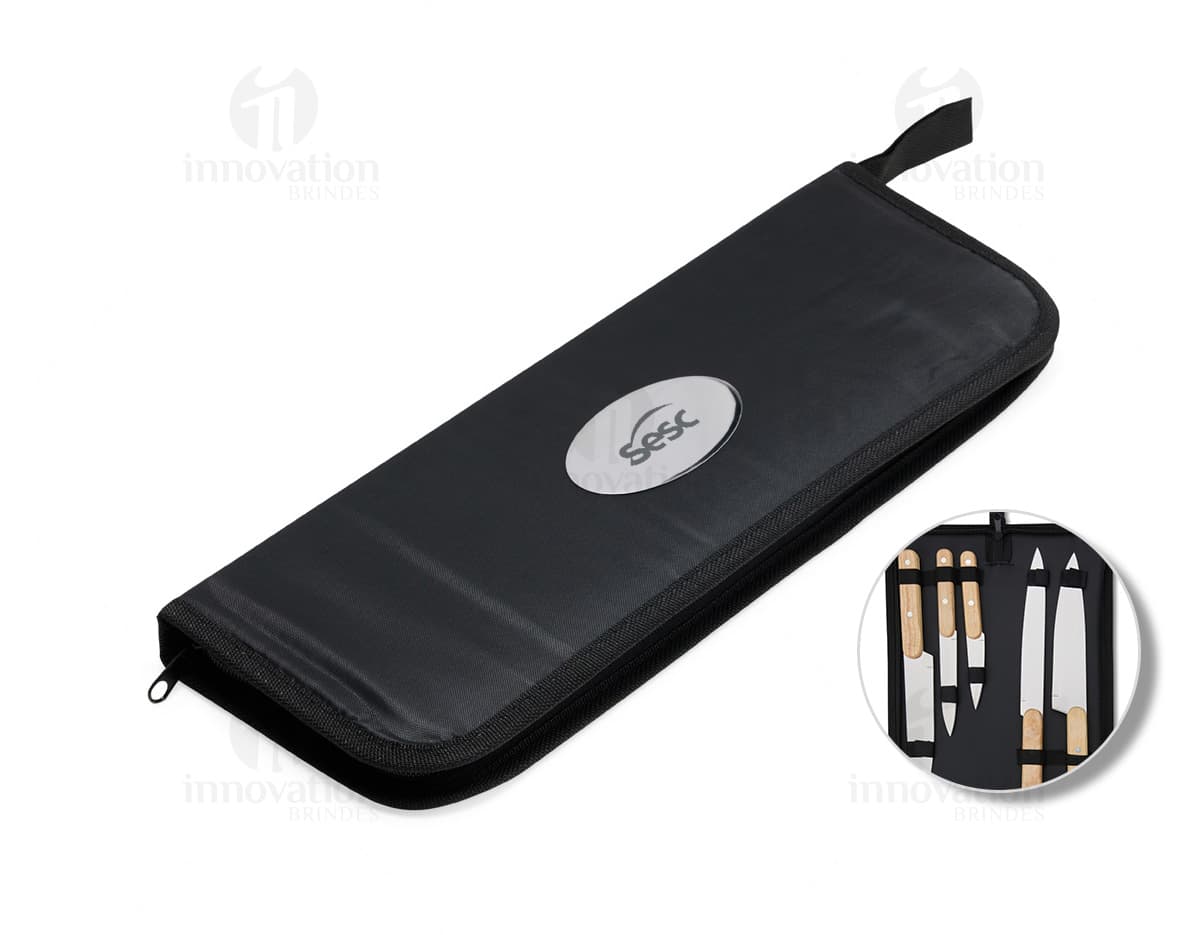 Kit churrasco de 5 peças em aço inoxidável, contendo ferramentas e acessórios como faca, garfo, pegador, espeto e escova de limpeza. Ideal para churrascos ao ar livre e eventos familiares.