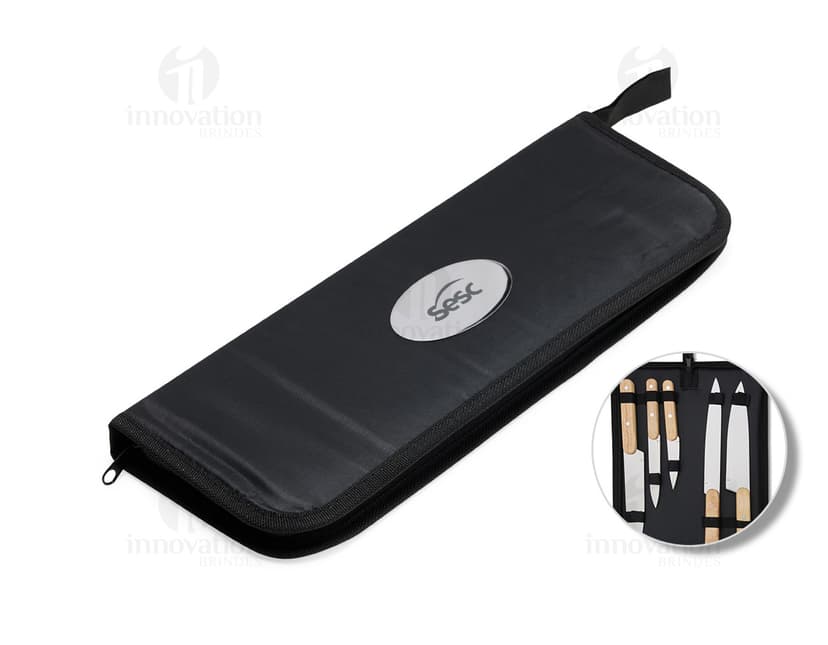 Kit churrasco de 5 peças em aço inoxidável, contendo ferramentas e acessórios como faca, garfo, pegador, espeto e escova de limpeza. Ideal para churrascos ao ar livre e eventos familiares.