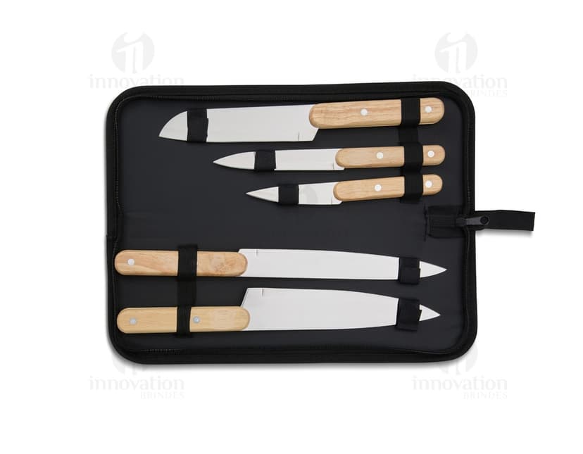 Kit churrasco de 5 peças em aço inoxidável, contendo ferramentas e acessórios como faca, garfo, pegador, espeto e escova de limpeza. Ideal para churrascos ao ar livre e eventos familiares.