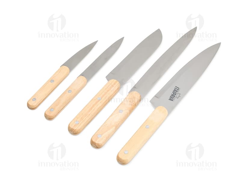 Kit churrasco de 5 peças em aço inoxidável, contendo ferramentas e acessórios como faca, garfo, pegador, espeto e escova de limpeza. Ideal para churrascos ao ar livre e eventos familiares.