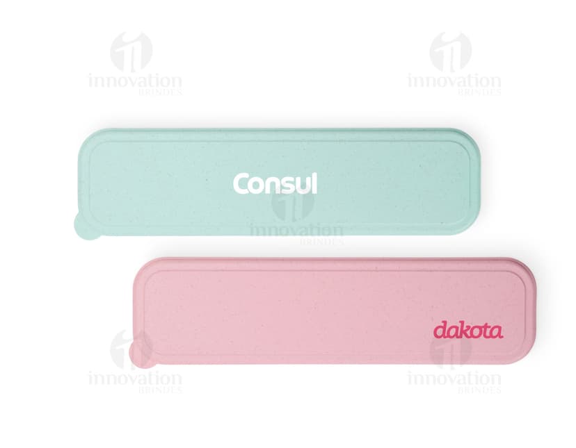 Kit Talheres 3 Peças em aço inoxidável na cor prata. O conjunto inclui uma faca, garfo e colher com cabo elegante e design moderno.