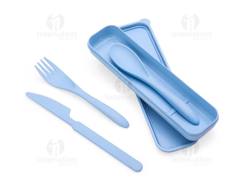 Kit Talheres 3 Peças em aço inoxidável na cor prata. O conjunto inclui uma faca, garfo e colher com cabo elegante e design moderno.