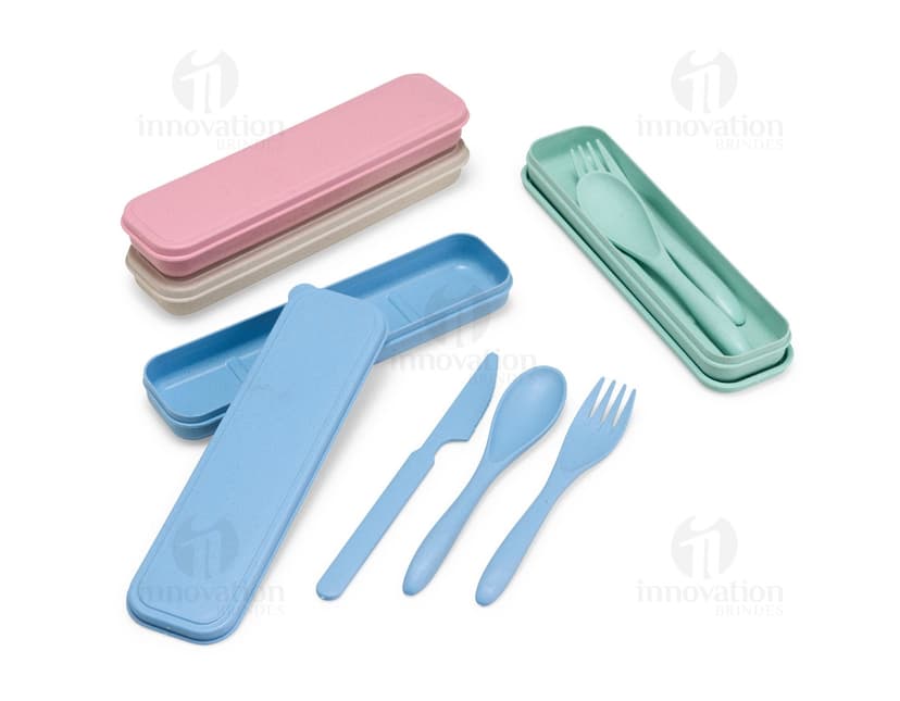 Kit Talheres 3 Peças em aço inoxidável na cor prata. O conjunto inclui uma faca, garfo e colher com cabo elegante e design moderno.
