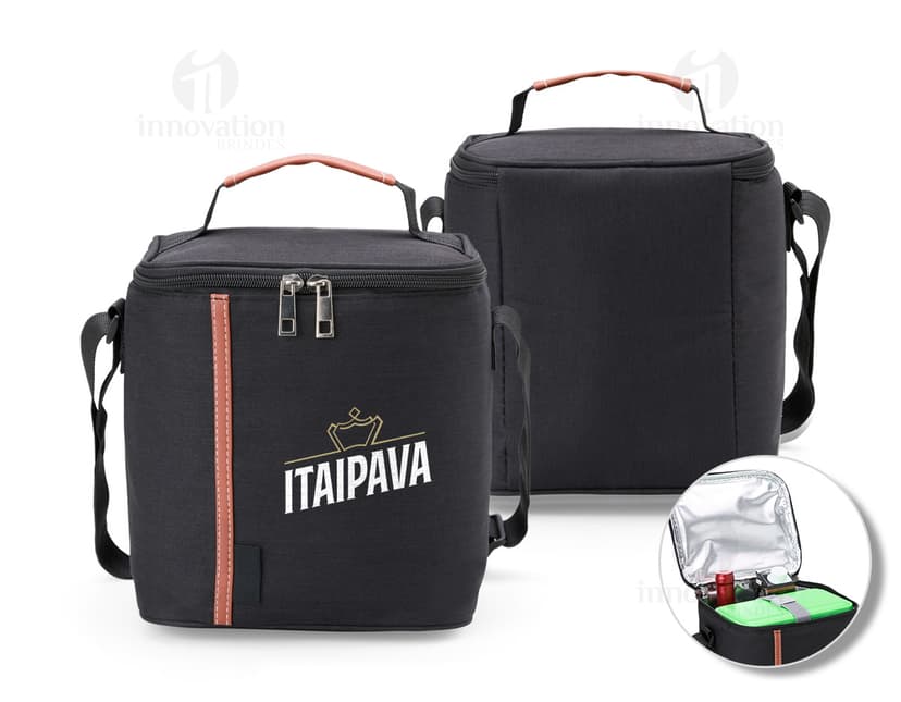 Bolsa térmica 7 litros em cor verde, feita de material resistente. Ideal para transportar alimentos e bebidas de forma segura e mantê-los na temperatura ideal. Alça para transporte e fecho com zíper. 