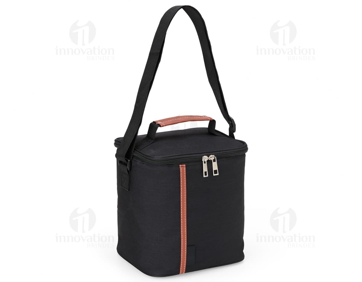 Bolsa térmica 7 litros em cor verde, feita de material resistente. Ideal para transportar alimentos e bebidas de forma segura e mantê-los na temperatura ideal. Alça para transporte e fecho com zíper. 
