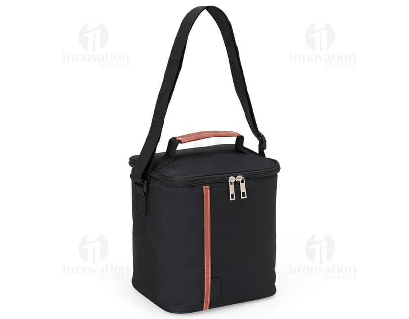 Bolsa térmica 7 litros em cor verde, feita de material resistente. Ideal para transportar alimentos e bebidas de forma segura e mantê-los na temperatura ideal. Alça para transporte e fecho com zíper. 