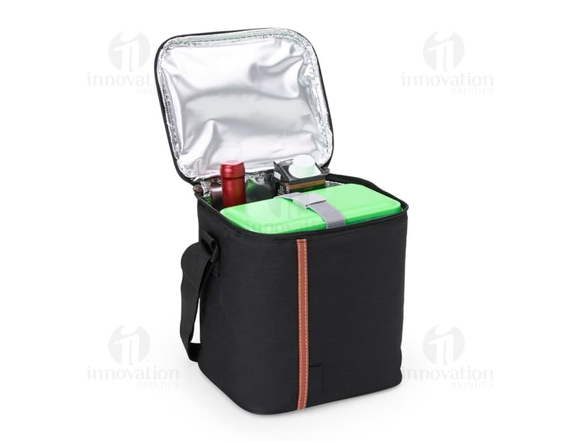 Bolsa térmica 7 litros em cor verde, feita de material resistente. Ideal para transportar alimentos e bebidas de forma segura e mantê-los na temperatura ideal. Alça para transporte e fecho com zíper. 