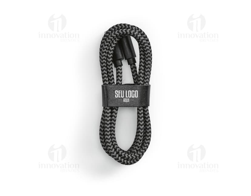 Cabo USB-C de carregamento rápido preto sobre fundo branco.