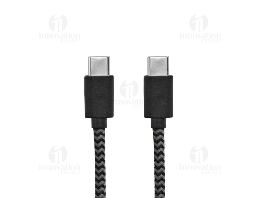 Cabo USB-C de carregamento rápido preto sobre fundo branco.